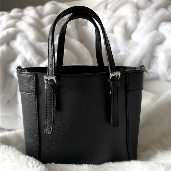 Guess purse - Picture 2 of 2